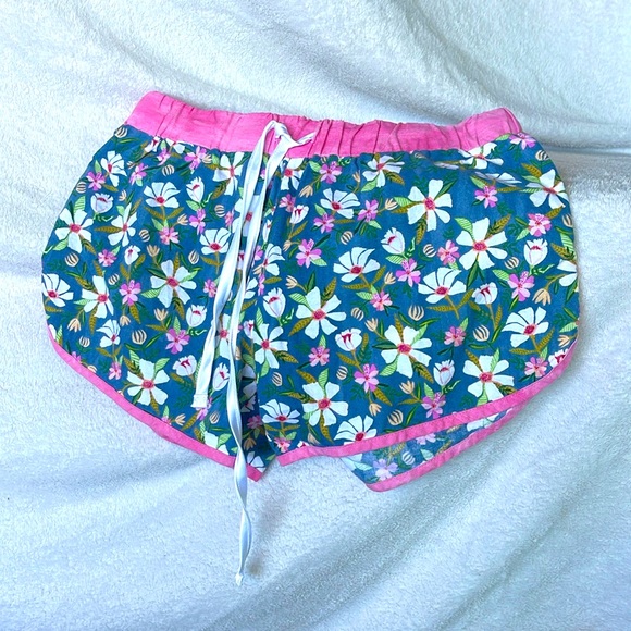 Iza Pearl Short Shorts - Picture 1 of 5